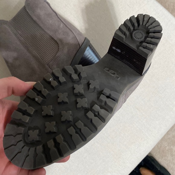 UGG NEW Waterproof hazel Chelsea suede heeled ankle booties basically brand new - Picture 2 of 16